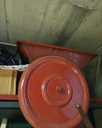 pigiatrice-diraspatrice manuale a barella per uva