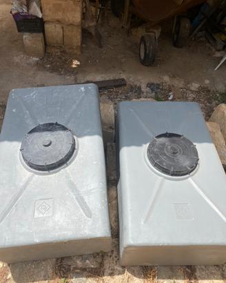 Due  cisterne da 350l pari al nuovo,contattatemi