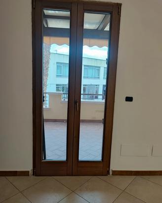 finestra e porta in legno lamellare