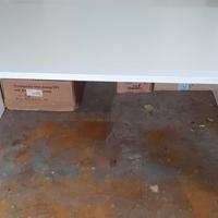 Scrivania bianca da ufficio in legno