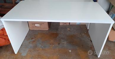 Scrivania bianca da ufficio in legno
