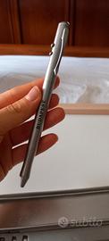 Penna con puntatore laser e torcia