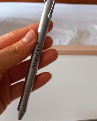 Penna con puntatore laser e torcia