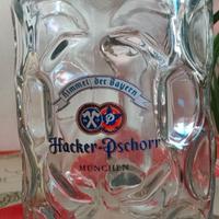 Boccale da birra in vetro da un litro.