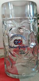 Boccale da birra in vetro da un litro.