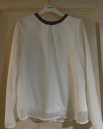 Camicia bianca con dettagli nel collo