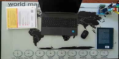 Scrivania con ripiano in vetro