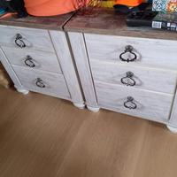 Testiera del letto in stile country insieme a due 