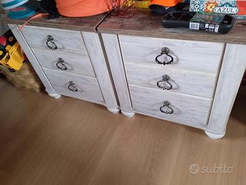 Testiera del letto in stile country insieme a due 