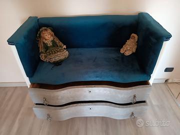 divanetto  antico con comò 