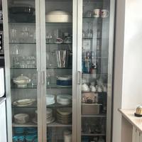 Mobile dispensa in acciaio e porte vetrate