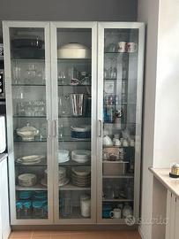 Mobile dispensa in acciaio e porte vetrate