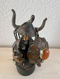 Scultura in metallo e ambra