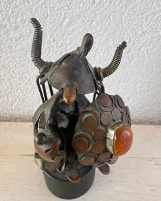 Scultura in metallo e ambra
