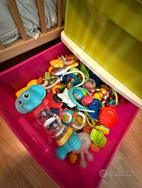 Giocattoli in plastica vari; sonagli e incastri.