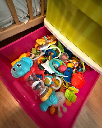 Giocattoli in plastica vari; sonagli e incastri.
