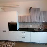 Cucina lineare bianca e legno