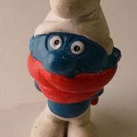 puffo con sciarpa rossa