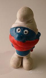 puffo con sciarpa rossa