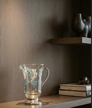 Brocca  in vetro decorato con foglie verdi vintage
