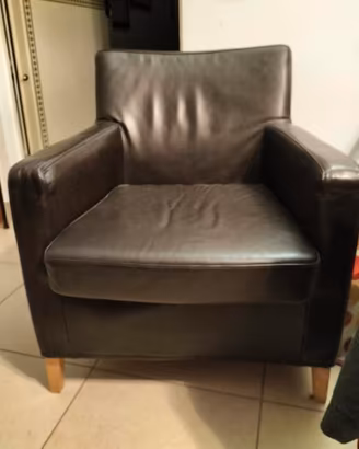 Due poltrone pelle nera Ikea 