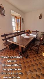 tavolo con panca e sedie