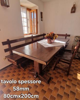 tavolo con panca e sedie