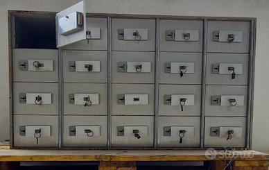 Cassaforte con cassette di sicurezza
