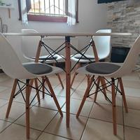 Set pranzo con tavolo rotondo e sedie