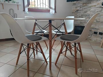 Set pranzo con tavolo rotondo e sedie