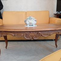 Tavolo rettangolare realizzato in legno massello.