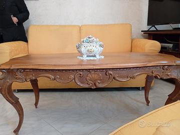 Tavolo rettangolare realizzato in legno massello.