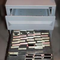 Cassettiera lunga / portadocumenti in metallo