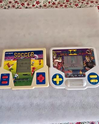 Giochi elettronici Tiger Soccer e Double Dragon II