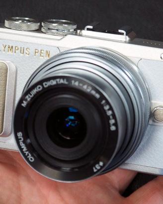 Olympus Pen E-PL8 con 14-42mm  (Come Nuova)