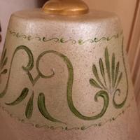 lampada colore neutro con profili verdi e ottone 