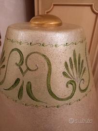 lampada colore neutro con profili verdi e ottone 