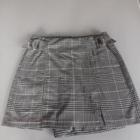 Pantagonna mini shorts a quadrucci Bershka