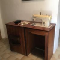 Mobiletto con macchina da cucire funzionante