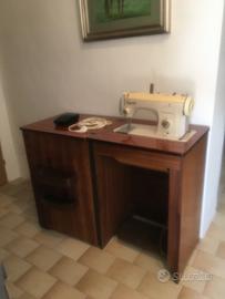 Mobiletto con macchina da cucire funzionante