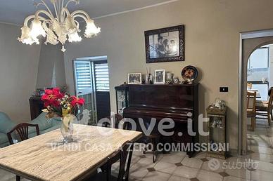 Casa indipendente di 215 m² con più di 5 locali a 