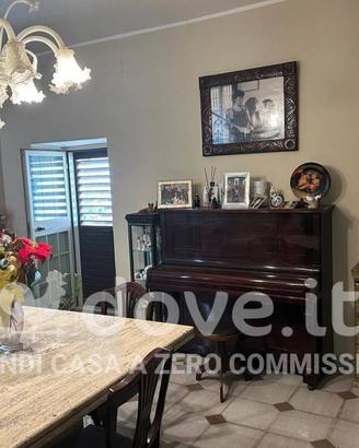 Casa indipendente di 215 m² con più di 5 locali a 