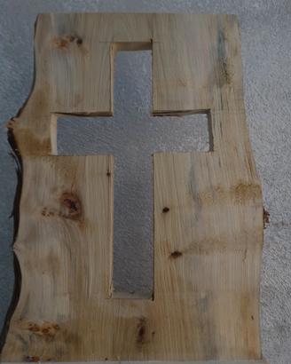 Croce intagliata in legno