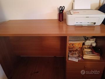 scrivania in legno 