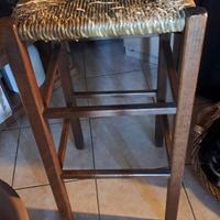 due sgabelli in legno impagliato