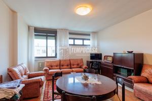 TRILOCALE ULTIMO PIANO CON DOPPI SERVIZI