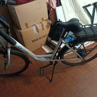 Bicicletta Discovery con pedalata assistita.
