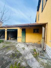 Villa di 200 m² con più di 5 locali e box auto a R
