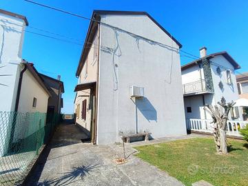 Villa di 180 m² con più di 5 locali e box auto a C