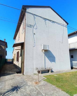Villa di 180 m² con più di 5 locali e box auto a C